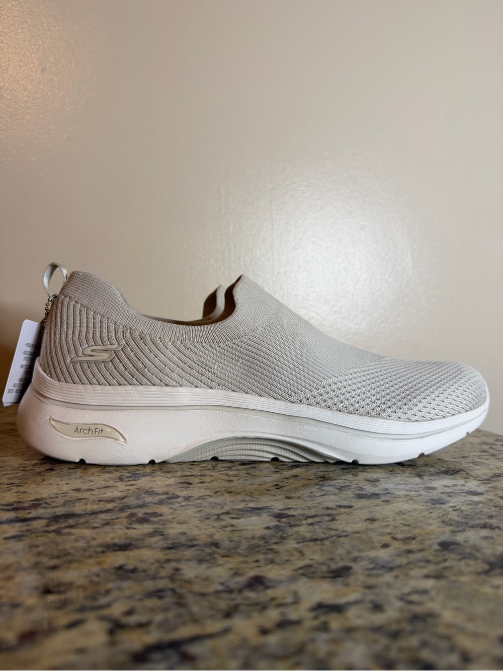 NWOT Skechers Go Walk Arch Fit Slip-On Knit Sneakers Light Gray Woman’s Size: 13